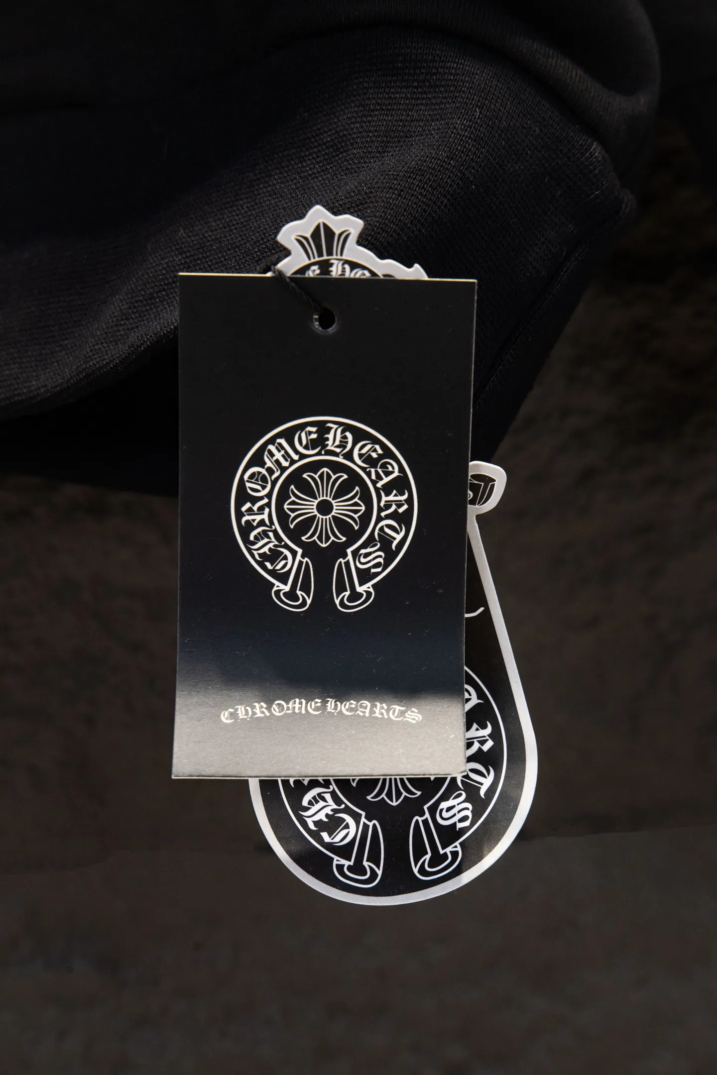 P260 🆕Chrome Hearts Home 420 grams, different from the market, texture is incomprehensible, os version is really charming, Chrome Home is also really unique, every new season's new product version is to the extreme, very practical, can be worn casually, nice✔️ - ⚠️100% cotton, using custom-dyed terry cotton sweatshirt surface, 420g double yarn, comfortable feel Made from imported knitting needle carded cotton, the thickness is moderate, drapey and contoured, making the upper body comfortable! ! It is very tolerant to fat body types and can instantly lose five pounds after wearing it!  Front panel #Back panel# Artistic arrangement of English letters. Imported Tajima high-density heavy-duty embroidery technology. The fonts are three-dimensional and full. Thousand-needle embroidery elements are added to the body, which greatly increases the interest of the clothing; unique visual effects.  Hem Loose closing Double-layer fabric Good closing effect Exquisite hemming Color: Black Size: S-M-L-XL